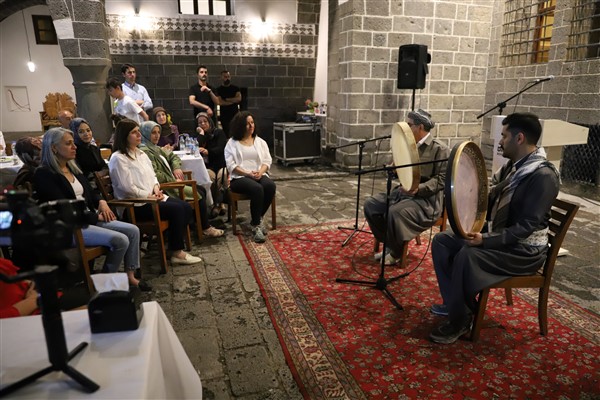 Eş Başkan Bucak, İran’dan gelen erbane sanatçıları ile bir araya geldi