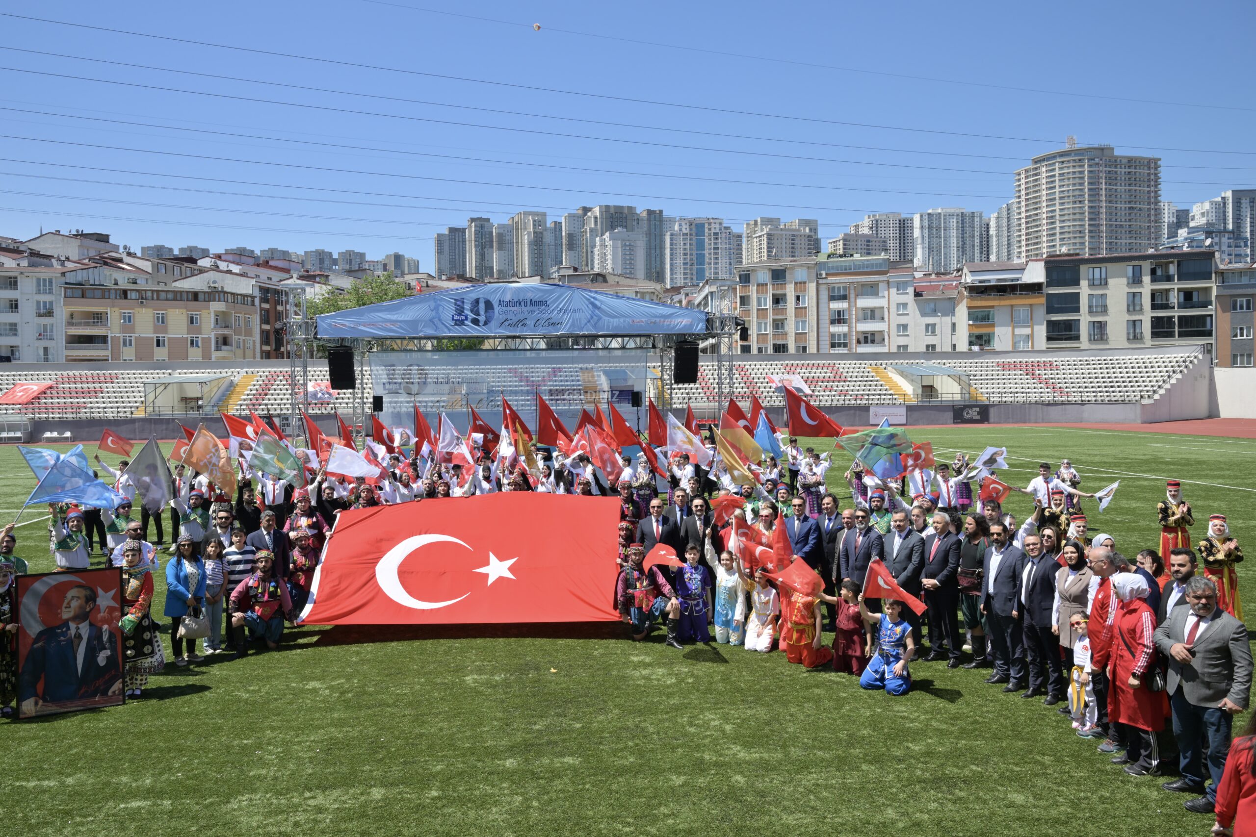 Esenyurt’ta Turgut Özal Stadyumu’nda 19 Mayıs kutlamaları yapıldı