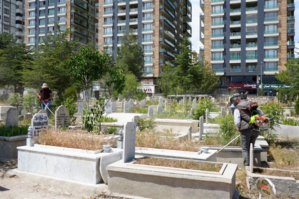Mezarlıklar bayram ziyaretlerine hazırlanıyor