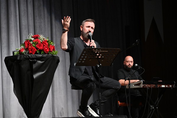 Radyocu ve şair Öge, Isparta’da sevenleriyle buluştu