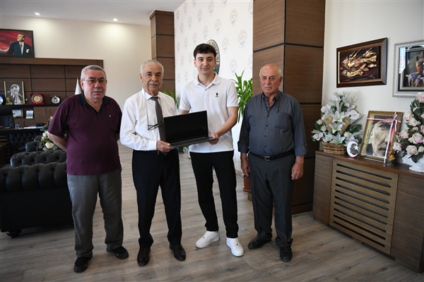 Başkan Özcan’dan üniversite öğrencisine bilgisayar desteği