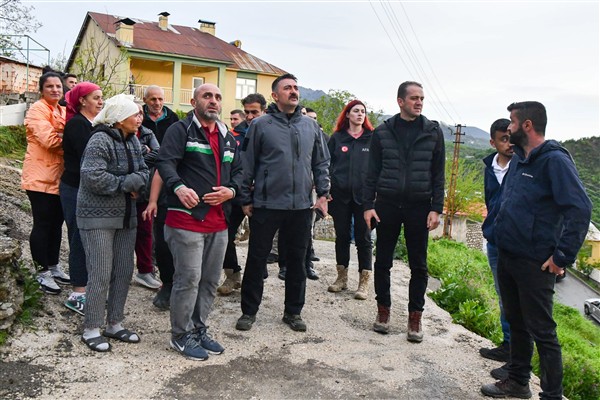 Tunceli Valisi Tekbıyıkoğlu, çatıları uçan evlerde incelemelerde bulundu