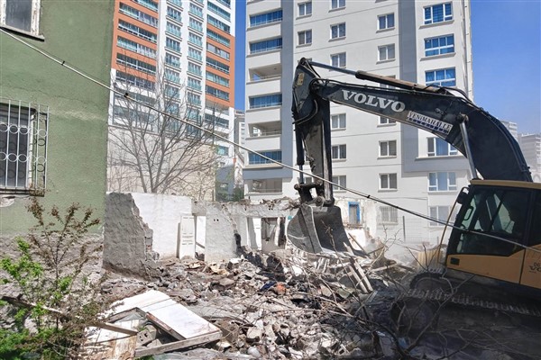 Yenimahalle’de metruk yapılar yıkılıyor