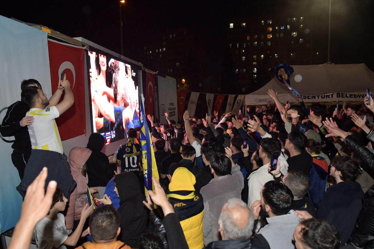 Esenyurt’ta Fenerbahçe Beko’nun maçı dev ekranda izlendi