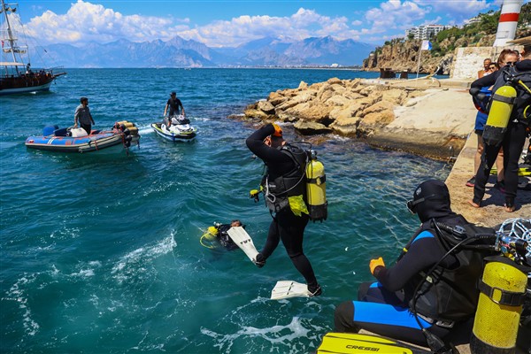 Kaleiçi Yat Limanı’nda deniz dip temizliği yapıldı