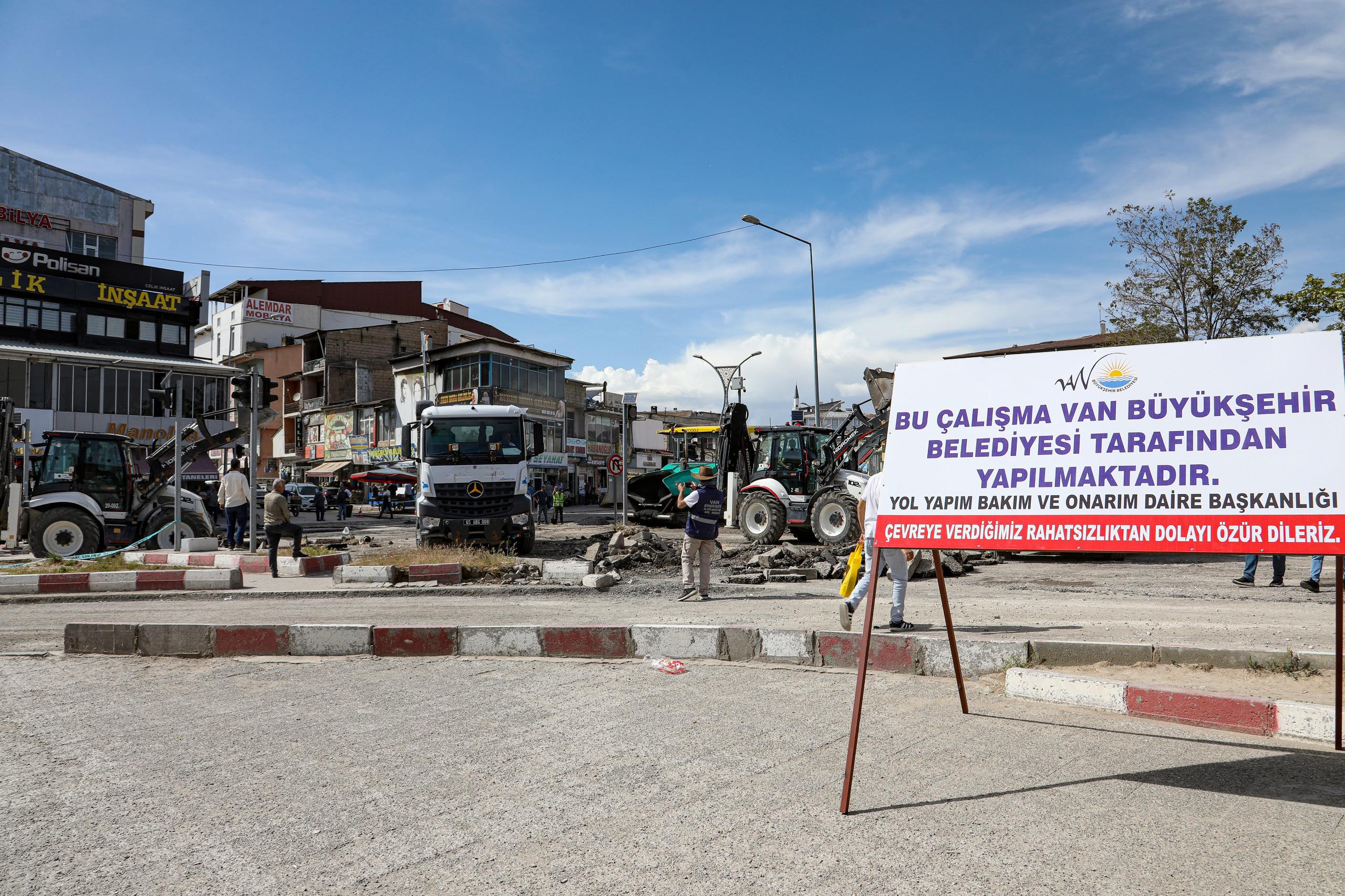 Van Büyükşehir Belediyesi, yılın ilk asfalt serimine başladı