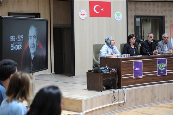 Kayapınar Belediyesi Meclisi Sırrı Süreyya Önder’i andı