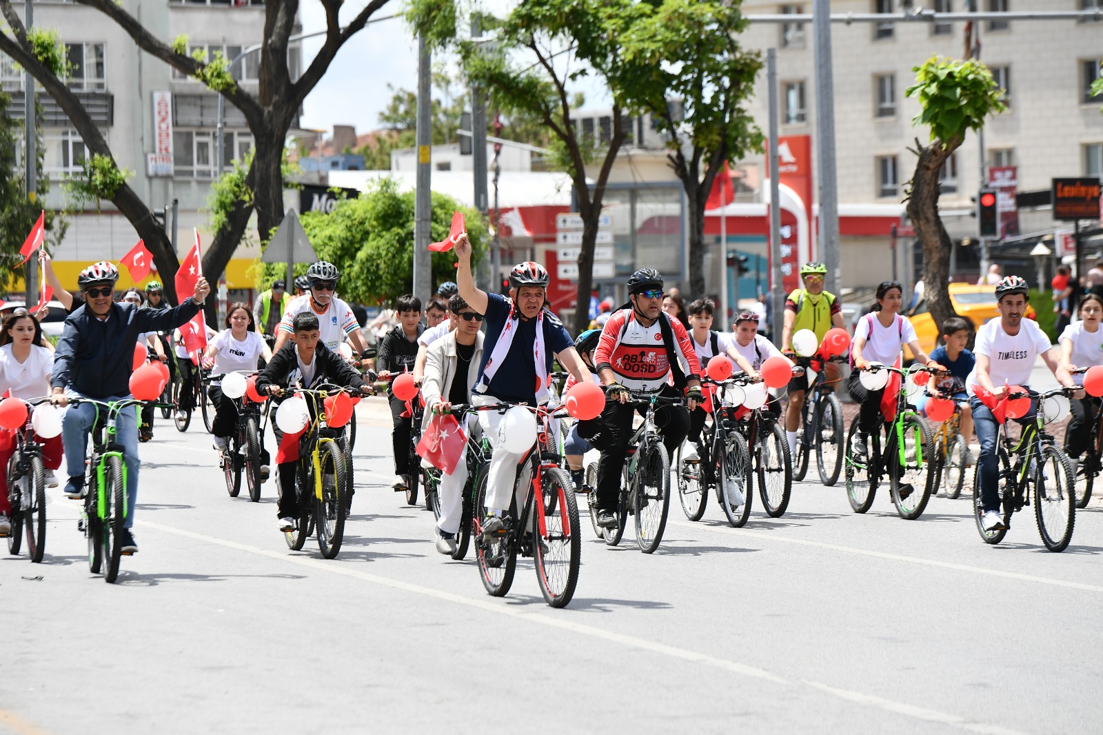 Başkan Şahin, gençlerle pedal çevirdi