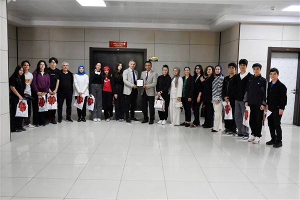 TÜBİTAK finalistlerinden İl Müdürü Çalışkan’a ziyaret