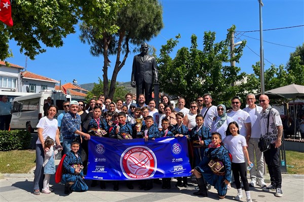 Aliağa Yıldızlar Halk Oyunları ekibi, Ege Bölge birincisi oldu