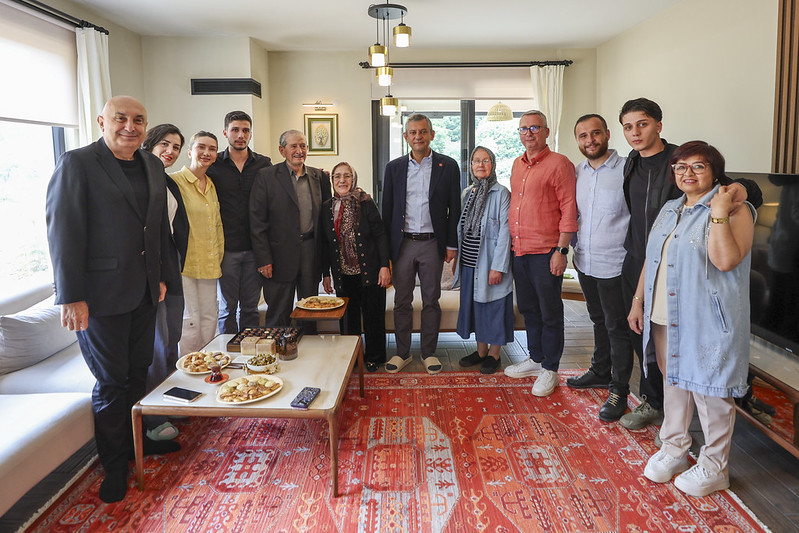 CHP Genel Başkanı Özel’den İBB Özel Kalem Müdürü Kasapoğlu’nun ailesine ziyaret