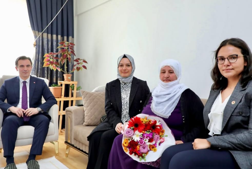 Bitlis Valisi Karakaya, Anneler Günü’nde ziyaretler gerçekleştirdi