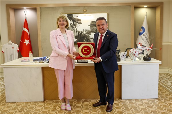 Birleşik Krallık heyetinden Başkan Böcek’e ziyaret