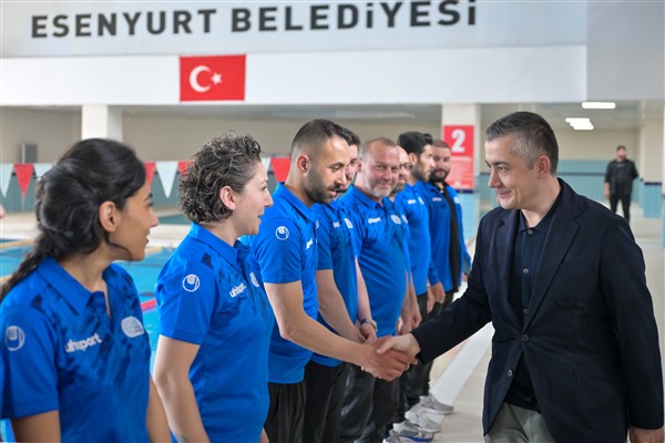 Esenyurt Merkez Kapalı Yüzme Havuzu hizmete açıldı