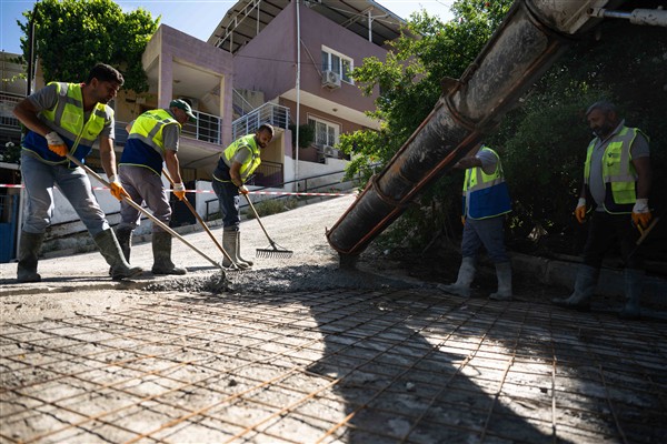Bornova Belediyesi’nden Altındağ’da beton yol seferberliği