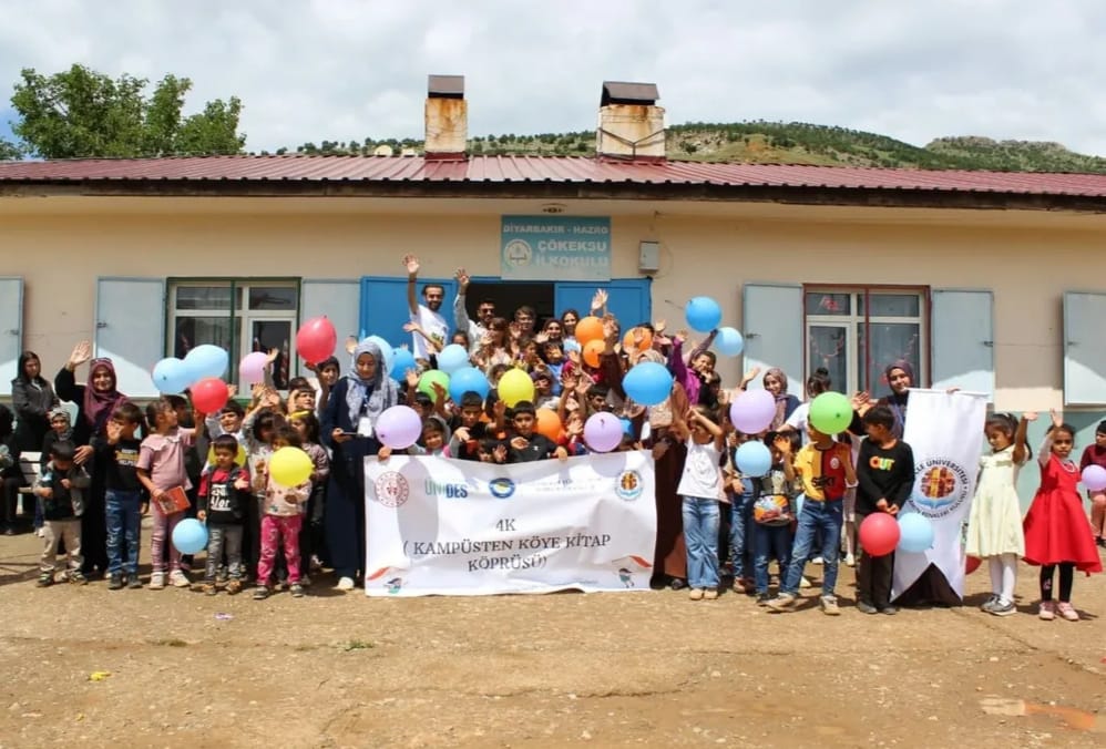 Dicle Üniversitesi’nden köy okuluna ziyaret