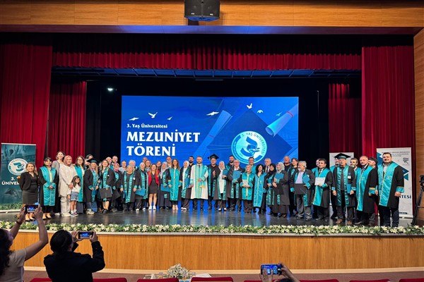 3. Yaş Üniversitesi İçin Mezuniyet Töreni düzenlendi
