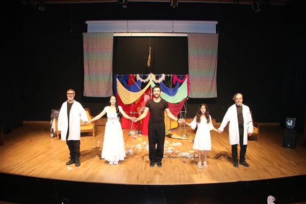 “Tımarhane Hademesi” Kartallı seyircisiyle buluştu