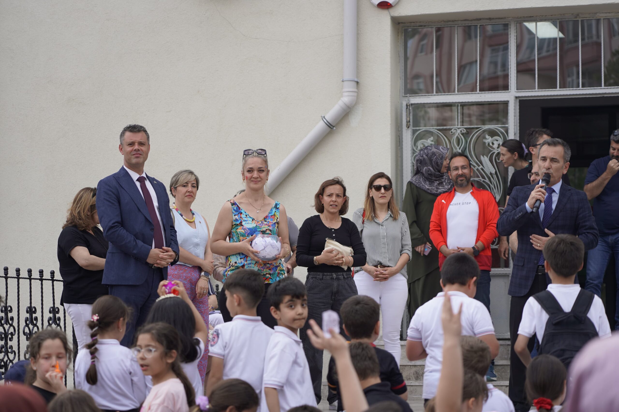 Başkan Sarıkurt, Unilever-İş İlkokulu bahar kermesine katıldı