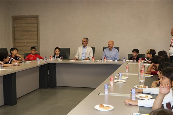 Öğrencilerden Eş Başkan Dündar’a ziyareti