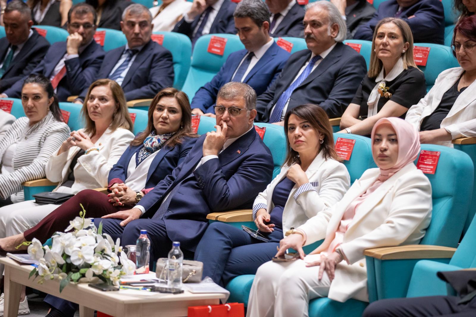 Başkan Tugay, Kadın Erkek Fırsat Eşitliği Çalıştayı’na katıldı