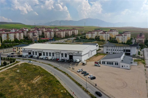 Van Valisi Balcı, Edremit Kapalı Semt Pazarı ziyaret etti