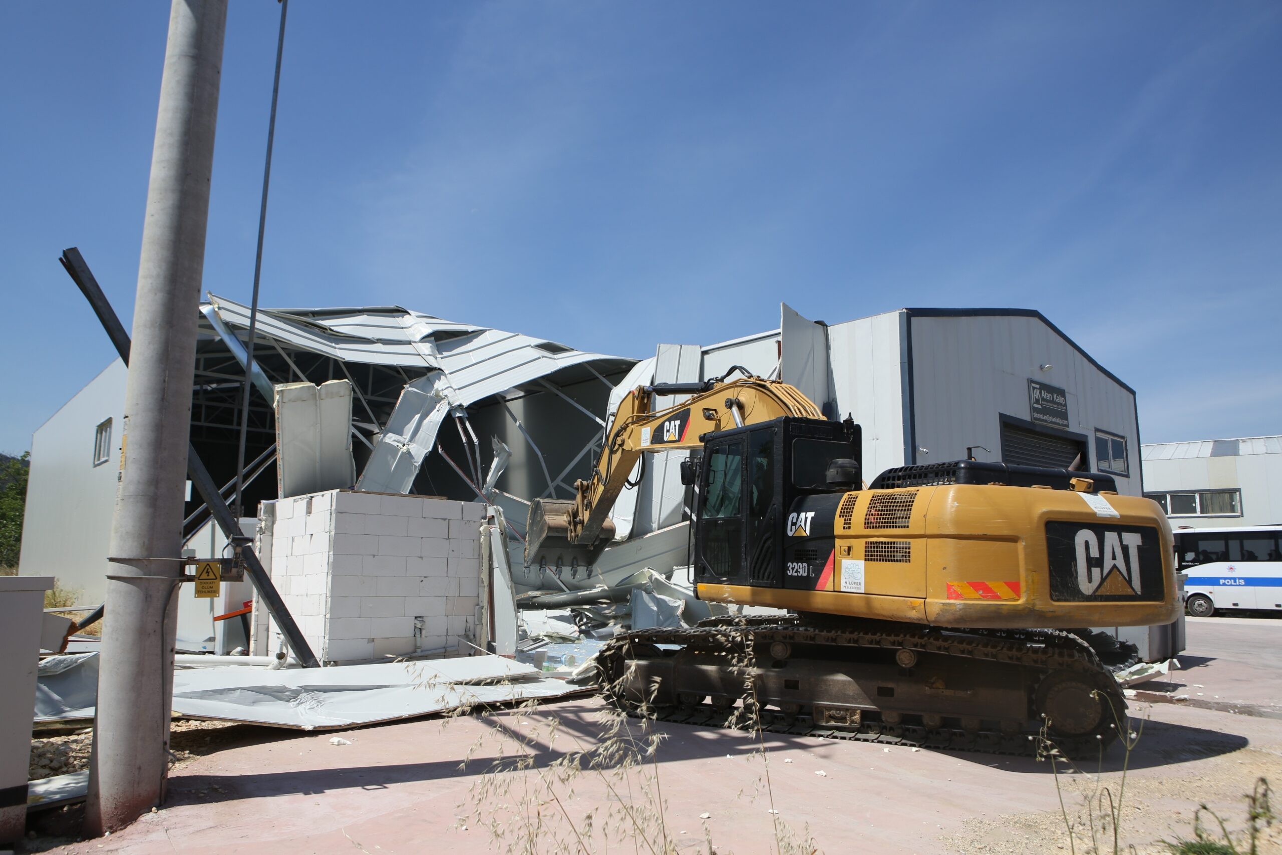 Yaylacık Mahallesi’nde 2 kaçak yapı yıkıldı