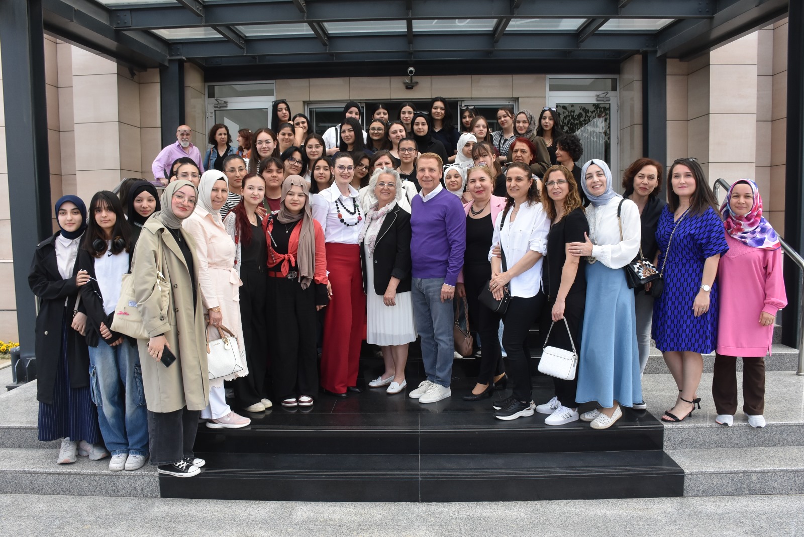 Geleceğin tasarımcıları moda tasarımcısı Atıl Kutoğlu ile buluştu