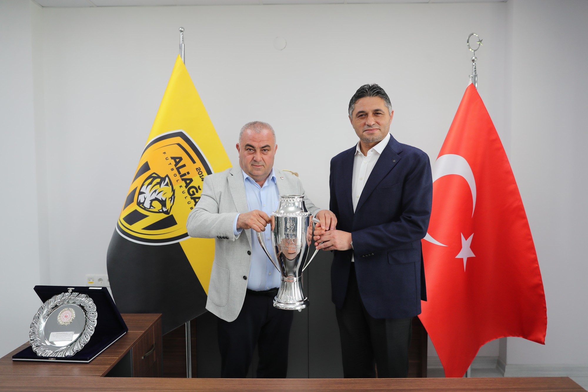 Aliağaspor FK, şampiyonluk kupasını teslim aldı