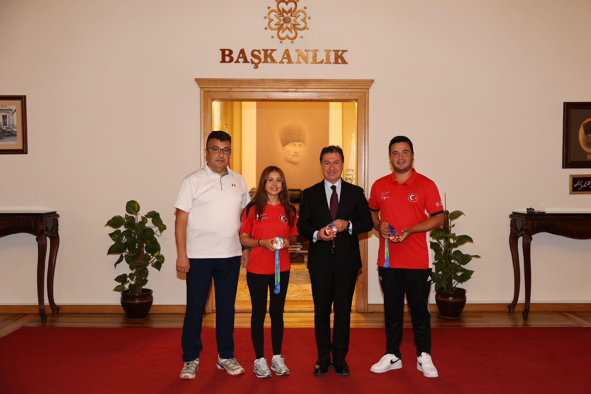 Milli okçular Hazal Burun ve Emircan Haney’den Başkan Aras’a ziyaret