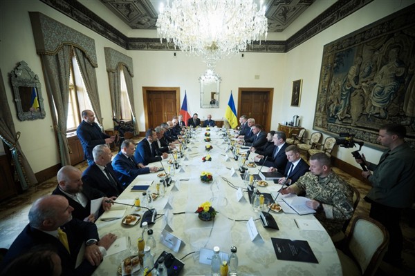 Zelenski, Çekya’da savunma sanayi şirketlerinin yöneticileriyle toplantı yaptı