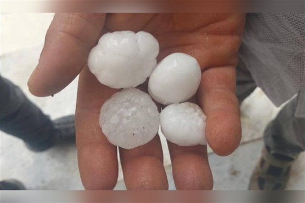 Şanlıurfa’da ceviz büyüklüğünde dolu yağdı