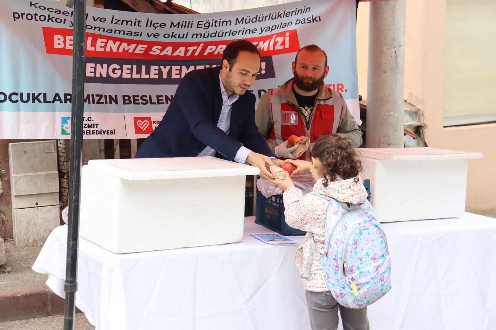 İzmit Belediyesi, çocuklara beslenme dağıtmaya devam ediyor