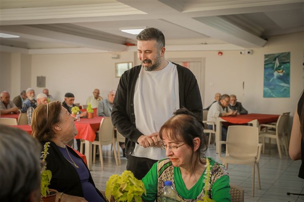 Anneler Günü’nde huzurevi sakinlerine sürpriz ziyaret