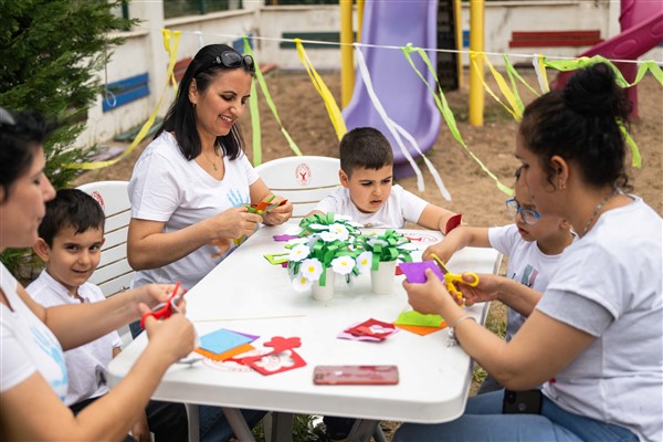 Bornovalı çocuklardan annelere sürpriz