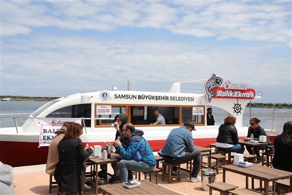 Büyükşehirin Balık Ekmek Teknesi hizmete açıldı