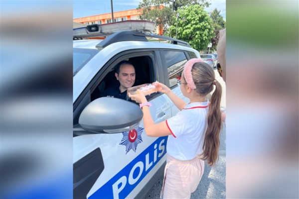 Sakarya’da öğrencilerden sürücülere kurabiye ikramı