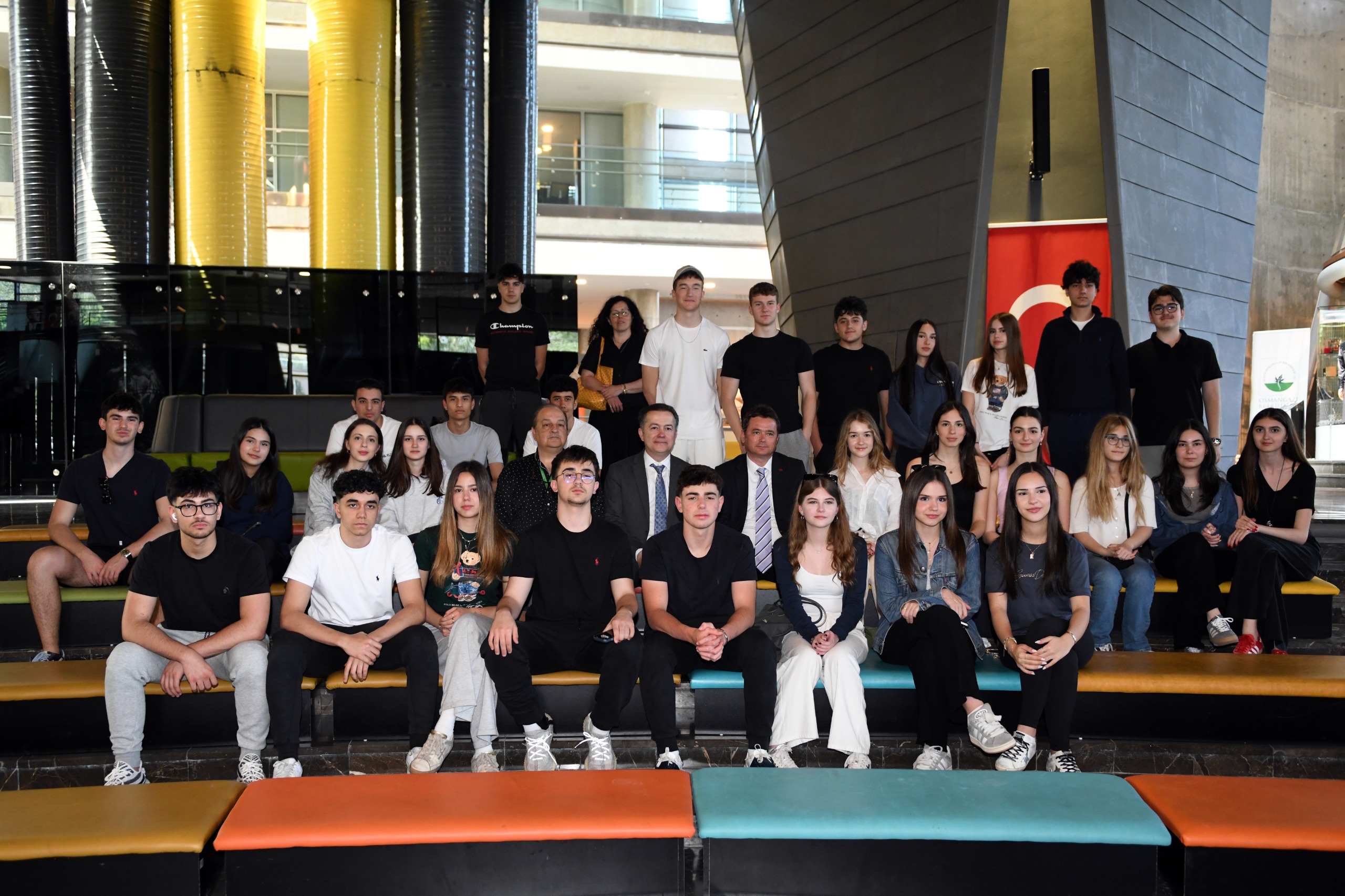 Üsküdar Amerikan Lisesi öğrencileri Harmancık Ortaokulu’na robotik laboratuvar kurdu