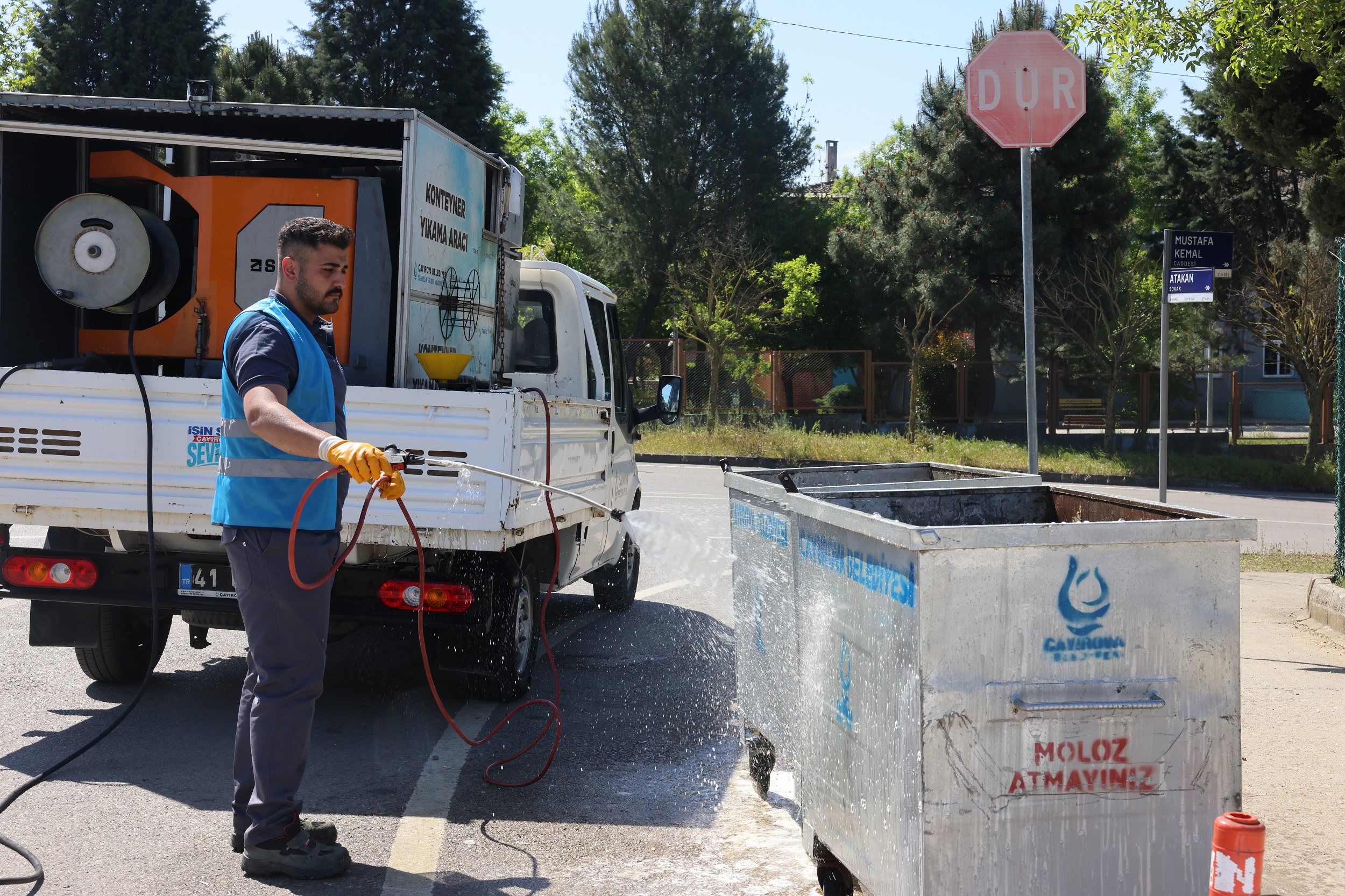Çayırova’da çöp konteynerleri yerinde yıkanıyor