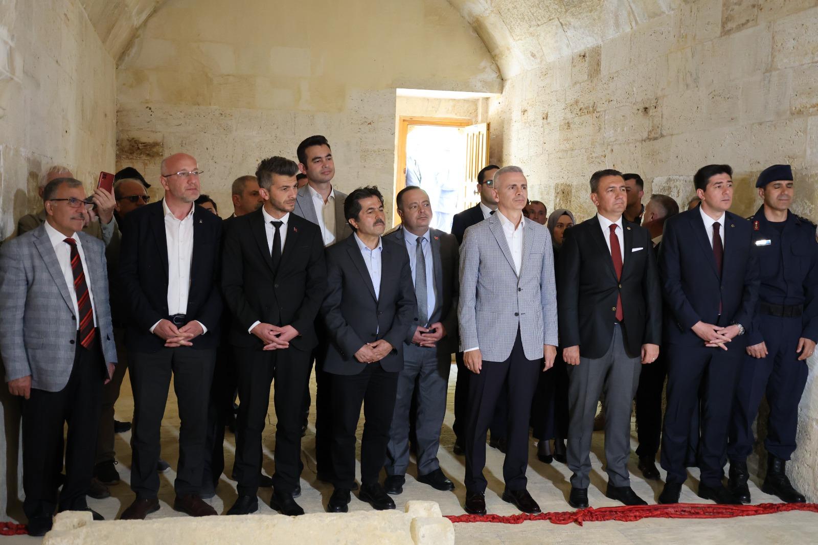 Vali Çiçekli’den Karamanoğlu Mehmet Bey’in türbesine ziyaret