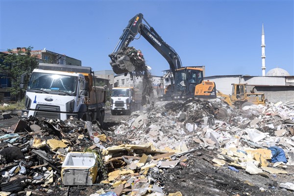 İzmir Büyükşehir’den Buca’da temizlik operasyonu