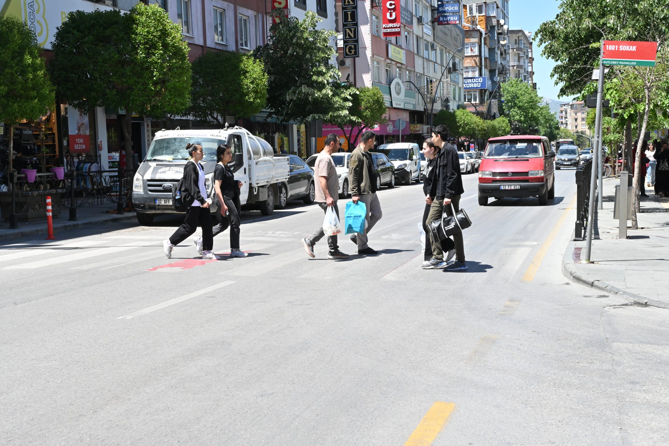 Mimar Sinan Caddesi’nde yaya geçitlerine ışıklı geçiş yapılıyor