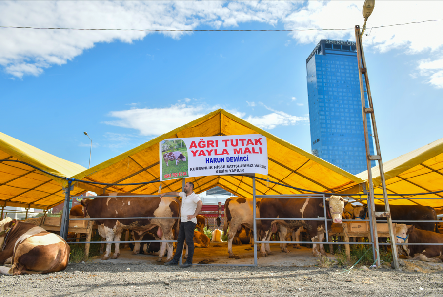 Esenyurt’ta kurban satış ve kesim alanı hazır hale getirildi