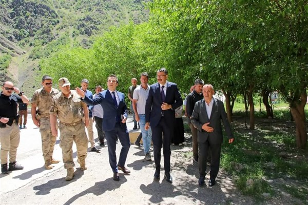 Vali Çelik, Çimenli Köyü’nde halı saha yapım alanını inceledi