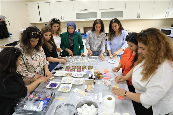 Kayapınarlı kadınlardan yaratıcı mum çalışması