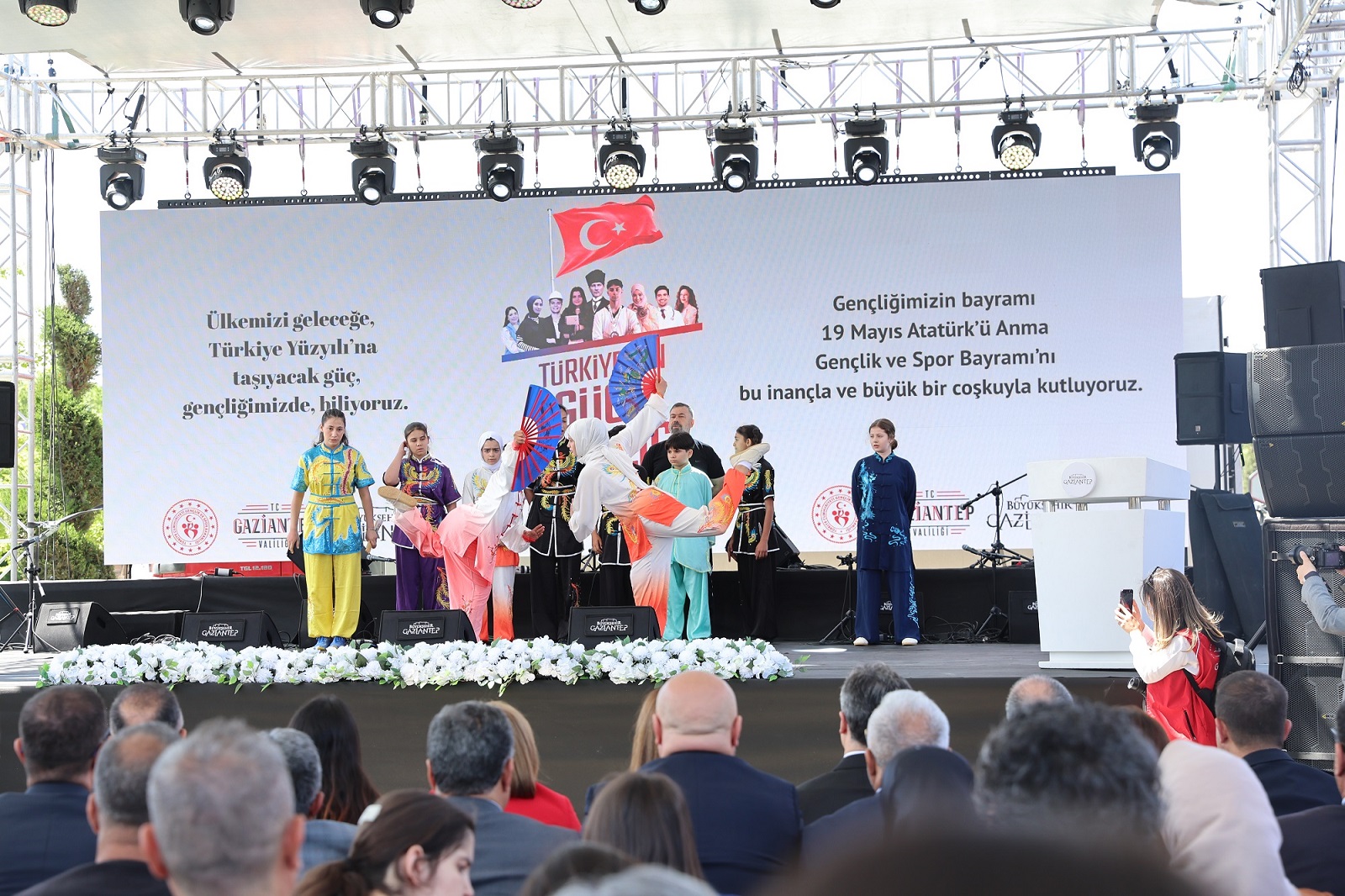 Öğreten Adımlar Halk Oyunları Topluluğu’ndan zeybek gösterisi