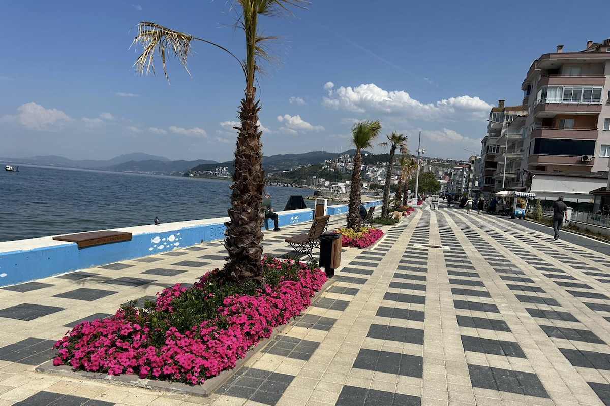 Bursa’da kent genelinde çiçeklendirme çalışmaları devam ediyor