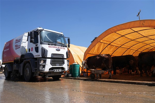 Keçiören Belediyesi’nden kurban pazarında temizlik
