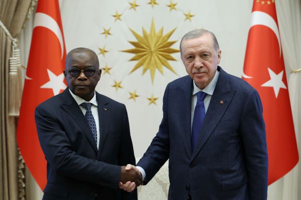 Angola Büyükelçisi Neto, Cumhurbaşkanı Erdoğan’a güven mektubunu sundu
