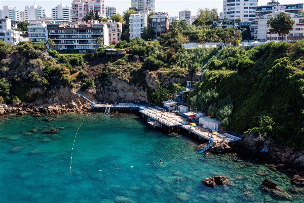 Muratpaşa Belediyesi’nin plajları mavi bayraklarını koruyor